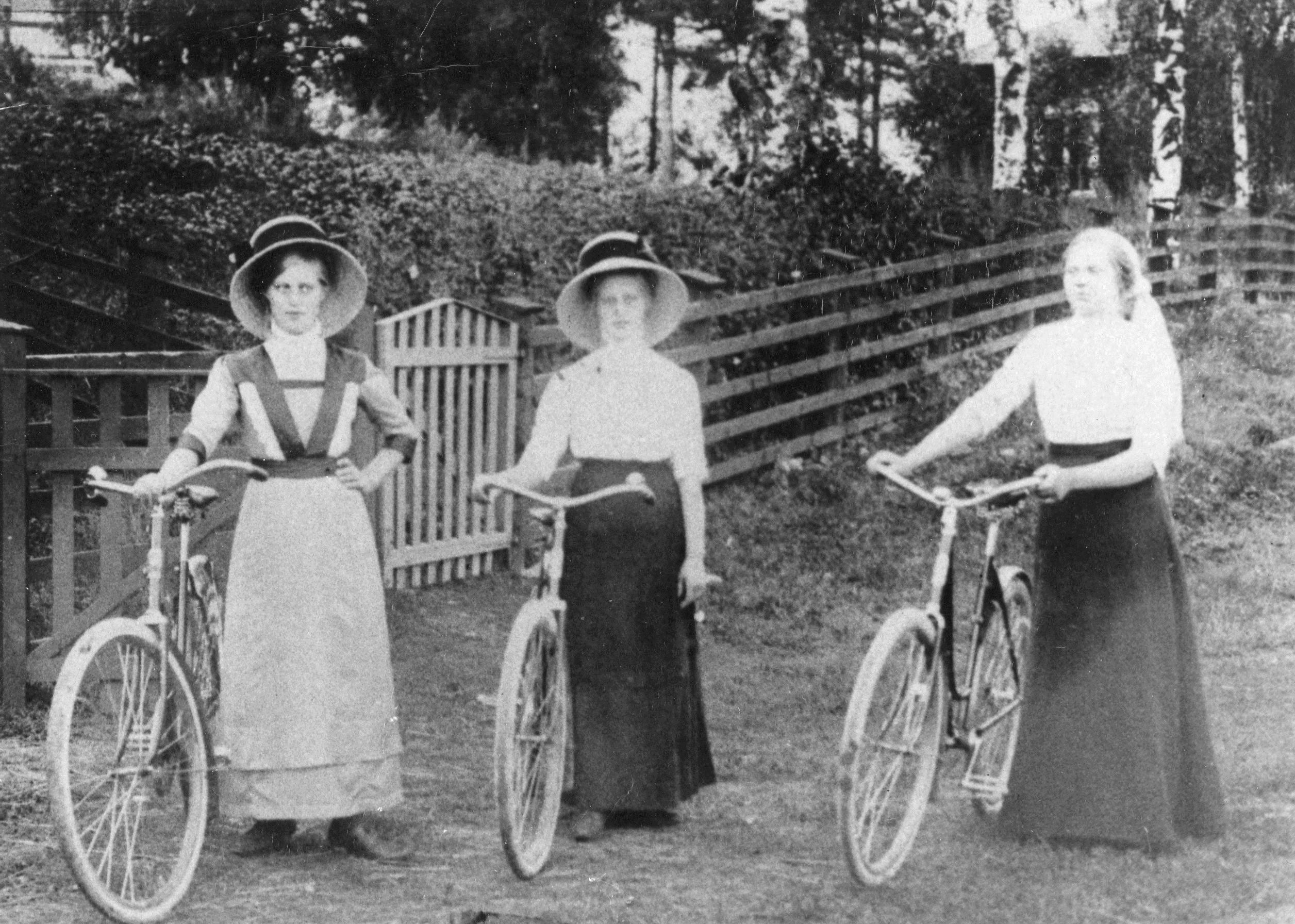 Polkupyöräileviä naisia 1900-luvun alussa, Topothek Mäntsälä CC BY-NC 4.0 Mäntsälä-seura